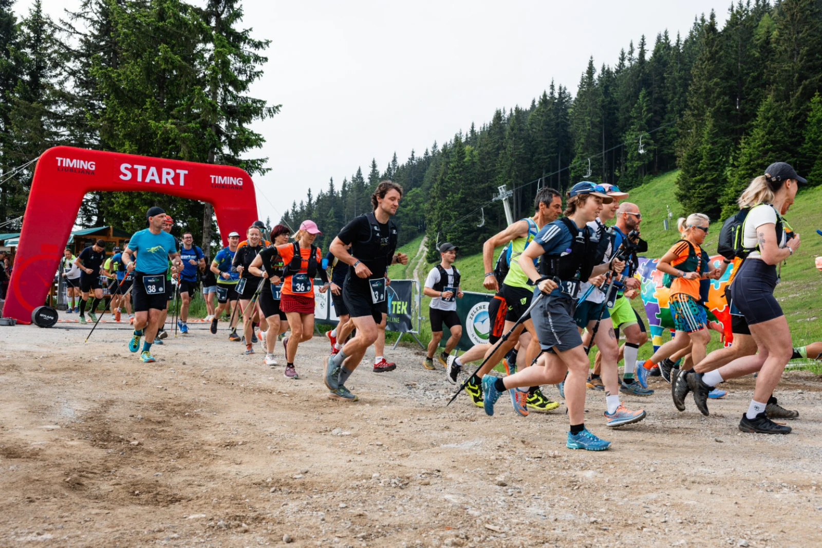 Trail-navdusenci-se-bodo-lahko-tudi-letos-preizkusili-na-teku-po-dveh-idilicnih-trasah-kot-novost-pa-bo-na-eni-od-tras-organiziran-tudi-pohod-1536x1024