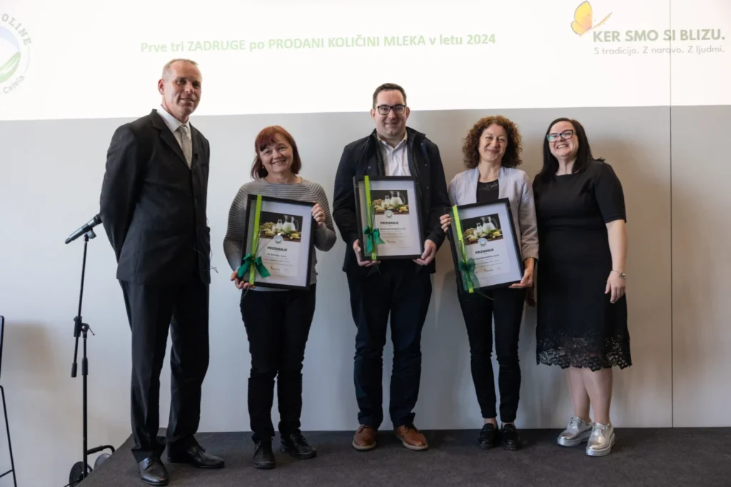 mlecna-kraljica-2025-2-predstavniki-prvih-treh-kmetijskih-zadrug-z-najvec-prodanimi-litri-mleka-v-letu-2024