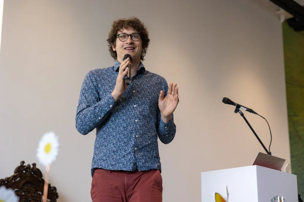 mlecna-kraljica-2025-3-Za-sprosceno-in-nasmejano-vzdusje-je-poskrbel-komik-in-voditelj-Rok-Skrlep-scaled